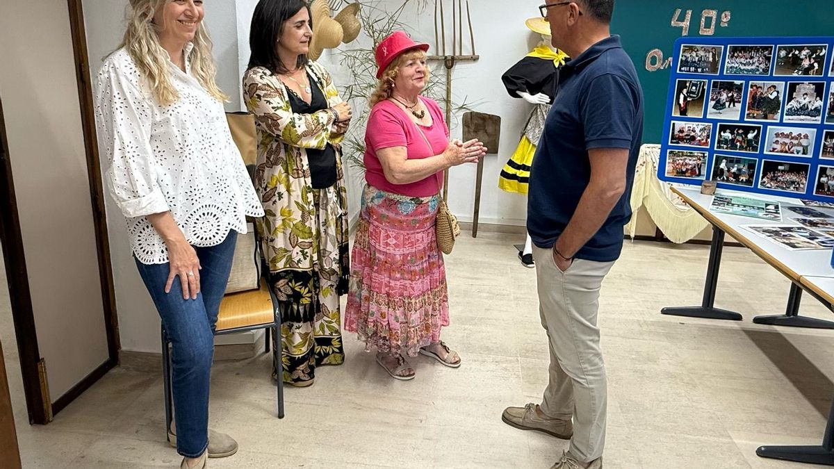 El grupo Coros y Danzas ha organizado una exposición por su 40 aniversario.