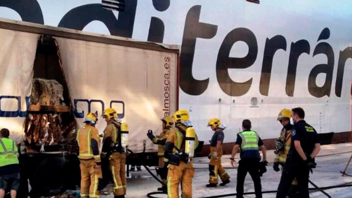 Alarma por el incendio de un camión en el puerto de Palma