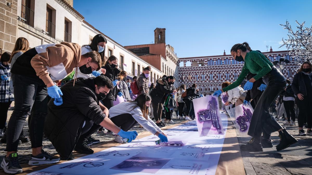 Estudiantes universitarios, en la plaza Alta de Badajoz, este 25N