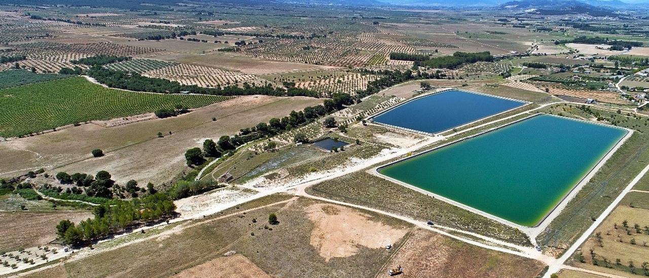 Vista aérea de los dos embalses de la pedanía El Salze, en Beneixama, junto a los que se construirá el nuevo para almacenar las aguas del Vinalopó durante el invierno.