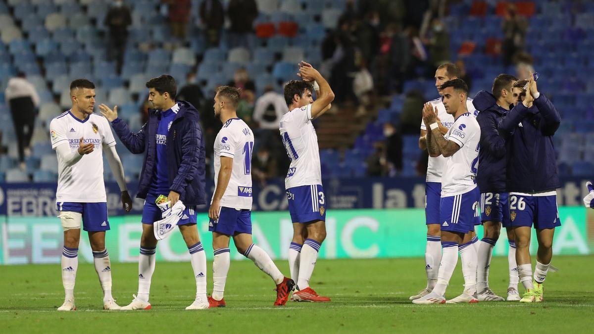 Los jugadores del Real Zaragoza saludan al término de un encuentro.