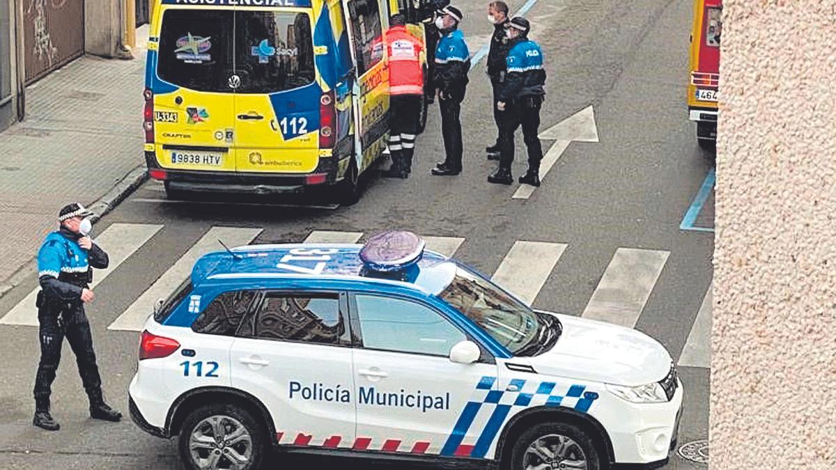 Policías municipales intervienen en una emergencia sanitaria en la calle. | L.O.Z.