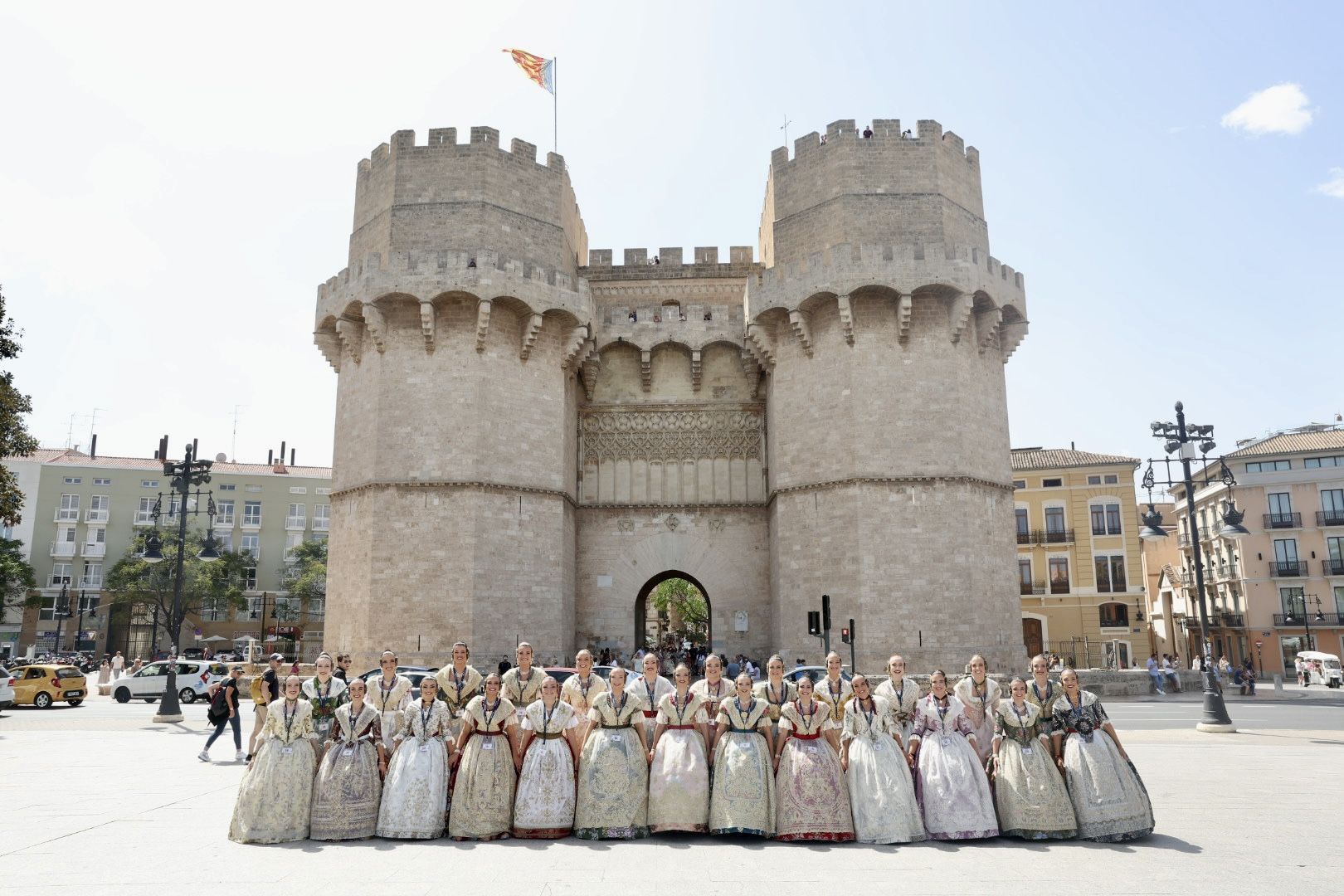 Baño de multitudes de las candidatas a Fallera Mayor de València 2025