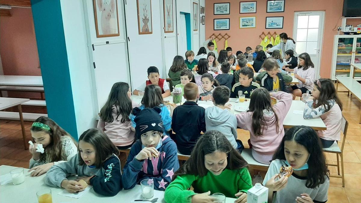 Alumnos de Llanera, en un desayuno escolar.