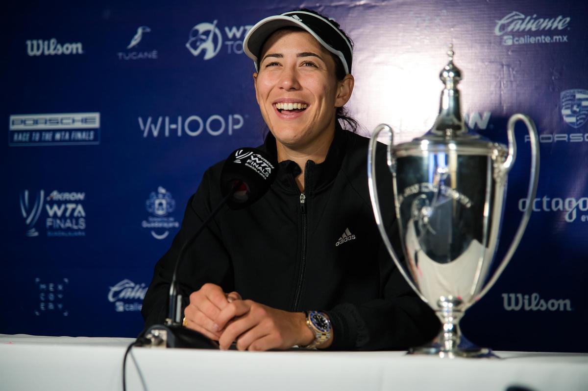 Garbiñe Muguruza, con el trofeo de Las Finales en Guadalajara (México) en 2021.