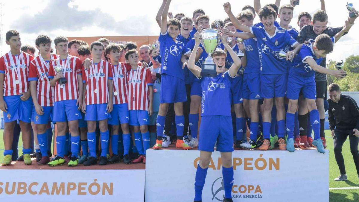 Arriba, los jugadores del Covadonga celebran el título infantil, con los del Sporting a la izquierda. En los círculos, el Sporting benjamín celebra un gol y gaiteros en los campos de la Federación. Abajo, un lance del Oviedo-Sporting alevín. | Hugo Álvarez / Copa Integra