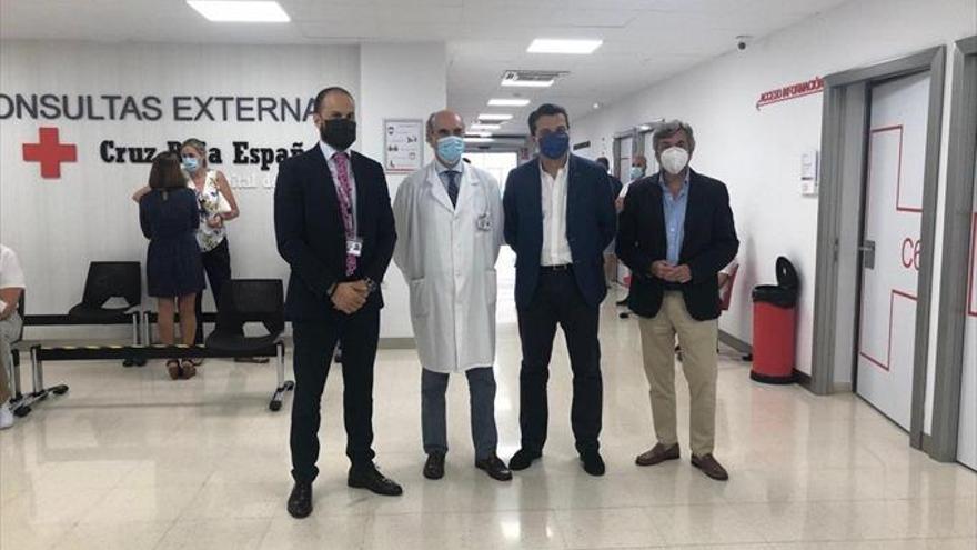 El alcalde de Córdoba conoce las instalaciones del hospital Cruz Roja