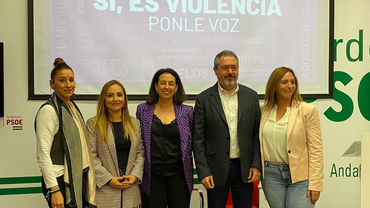 Juan Espadas, junto a las mujeres participantes en el foro, en Córdoba.