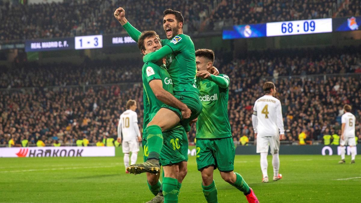 Los jugadores de la Real Sociedad celebran el cuarto gol en el Bernabéu en 2020
