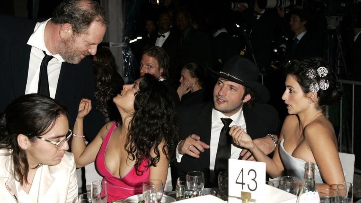 Harvey Weinstein habla con Salma Hayek en una fiesta, junto a Robert Rodríguez y Penélope Cruz, en el 2005.