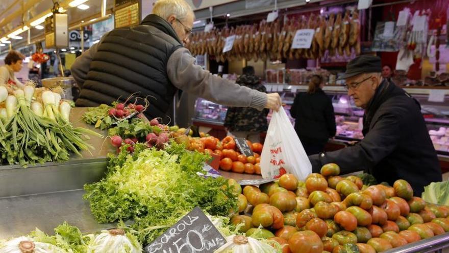 La nueva ordenanza de mercados prohíbe vocear los productos y los precios