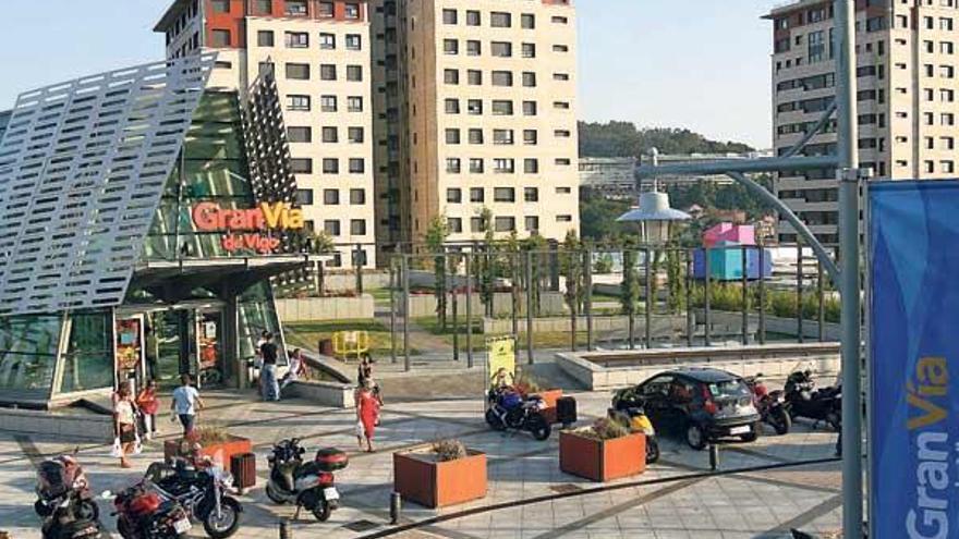 Imagen del centro comercial y las dos torres de viviendas de Finca do Conde.