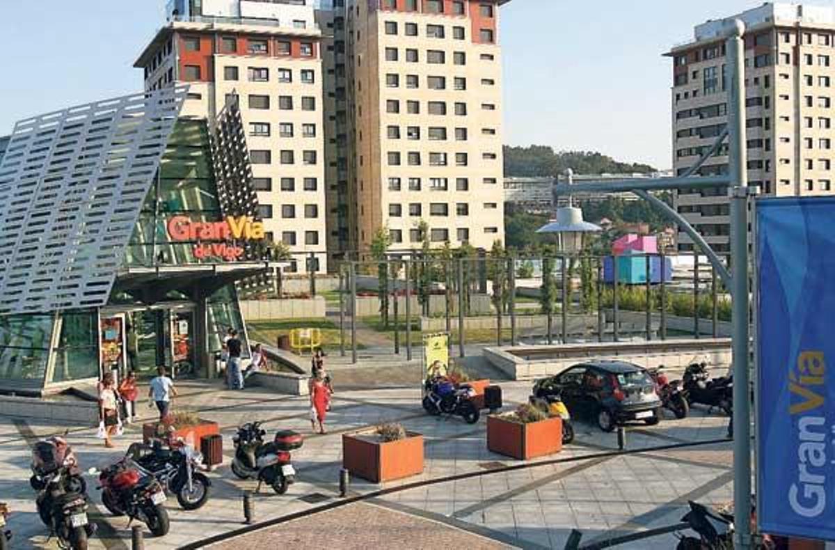Imagen del centro comercial y las dos torres de viviendas de Finca do Conde.