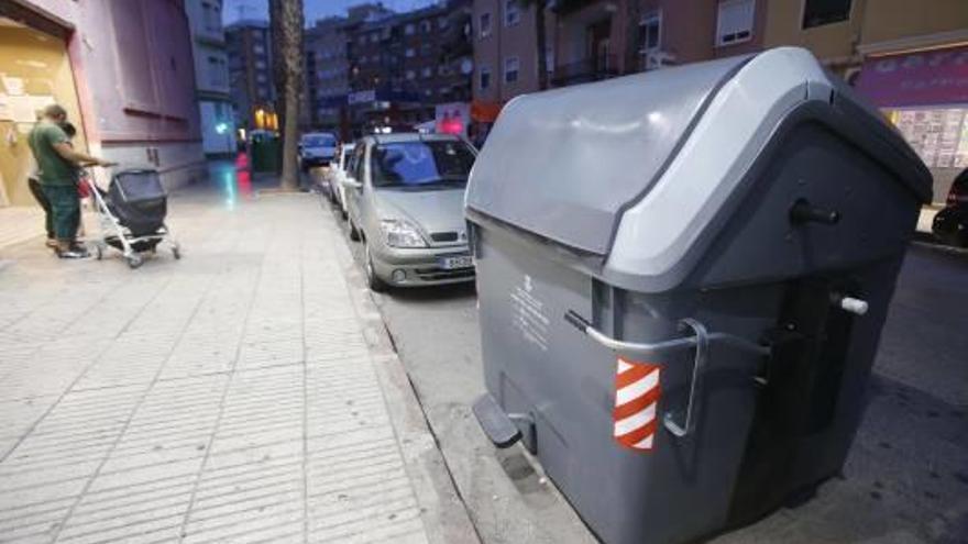 Alzira instala contenedores adaptados y más accesibles