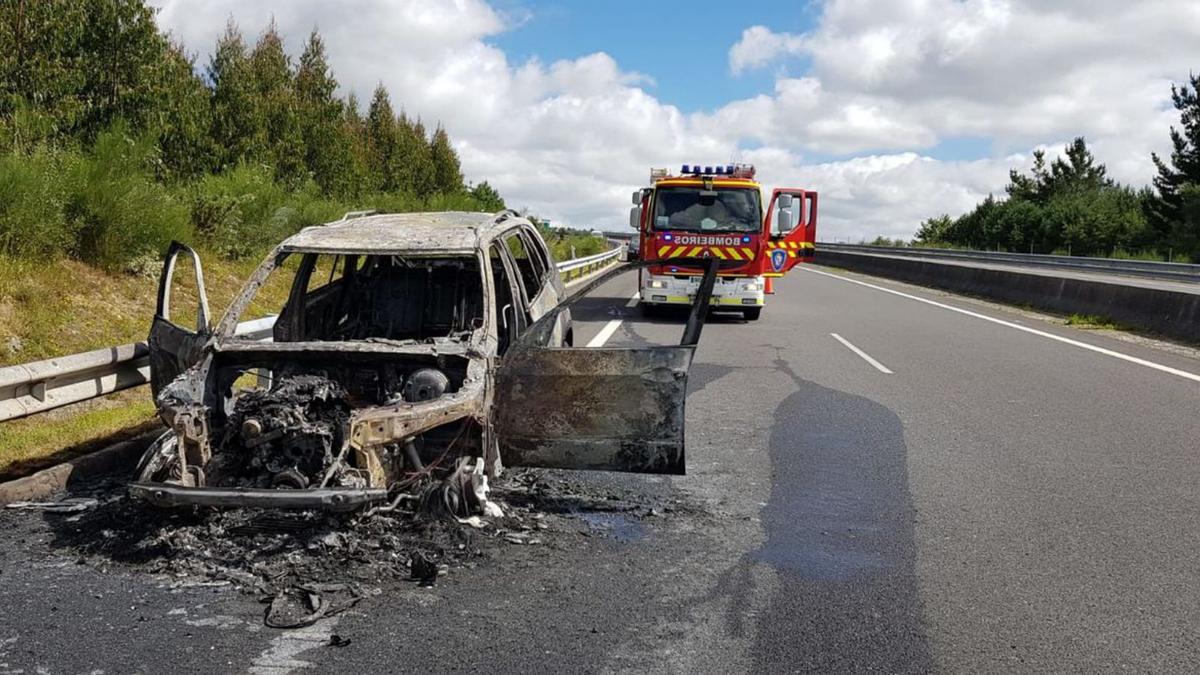 Arde un turismo en la AG-53 en Dozón y otro se sale de la vía en Camanzo | BOMBEIROS DE DEZA/PROTECCIÓN CIVIL DE VILA DE CRUCES