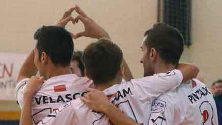 Los jugadores felicitan a Velasco tras un gol.