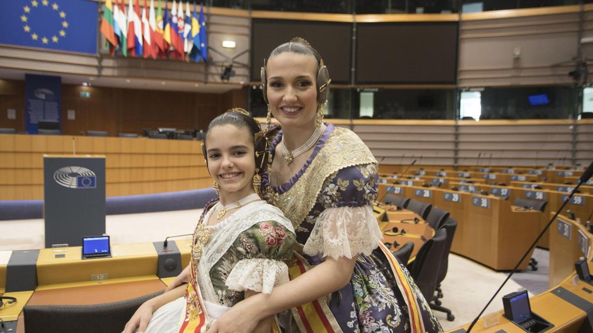 Laura Mengó y Paula Nieto, en el Parlamento Europeo, para el Extra de Fallas de Levante-EMV