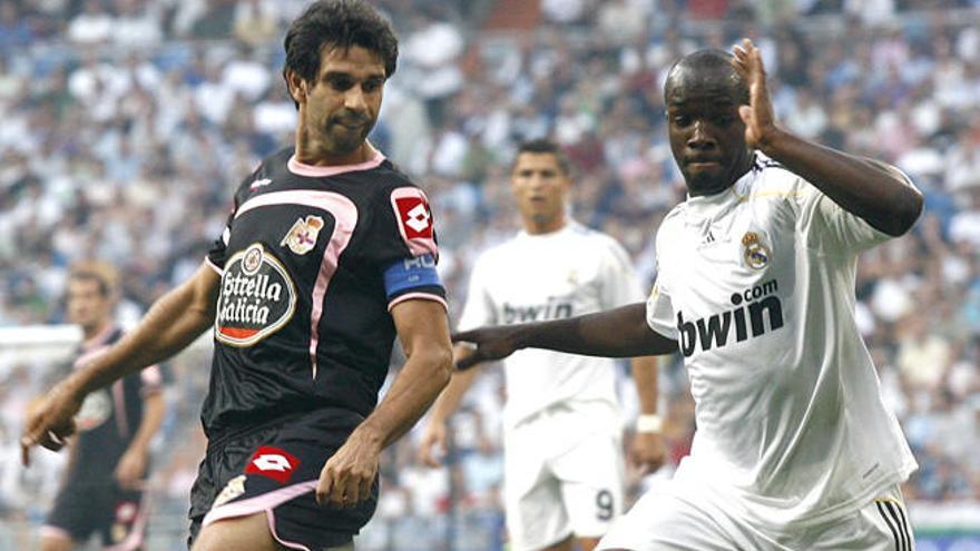 Valerón (Deportivo), en el Bernabéu, toca el esférico ante Lass.