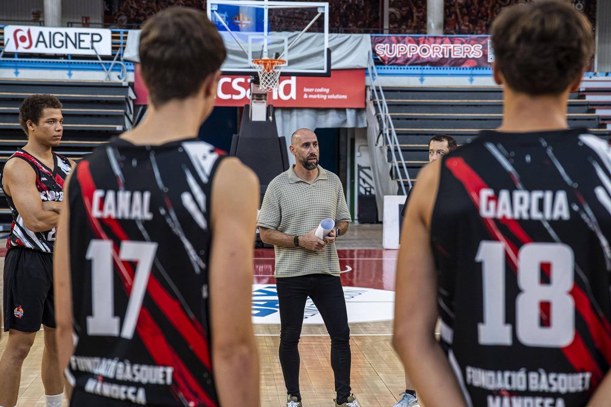 Ander Mirambell, gerent de la Fundació, va guiar els participants durant tot el dia
