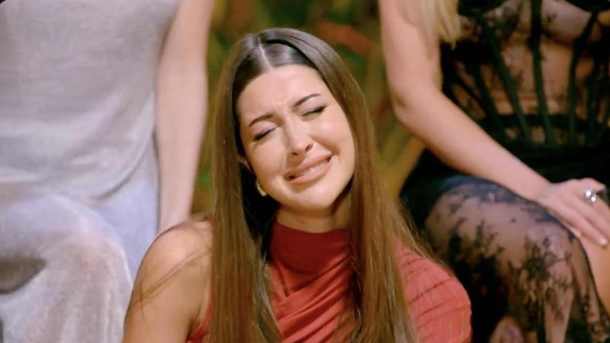 Mar se rompe al ver las imágenes de su novio y sale corriendo a Villa Montaña