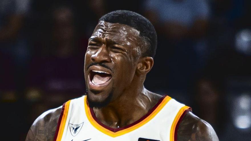 Dylan Ennis, celebrando una canasta en Lleida.