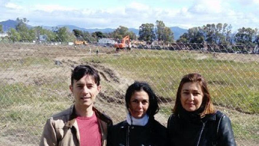 Los integrantes de Málaga Ahora, junto a los terrenos de Arraijanal.