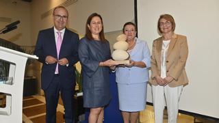 Mª Dolores Guillamón recibe el III Premio Mujeres del Mediterráneo