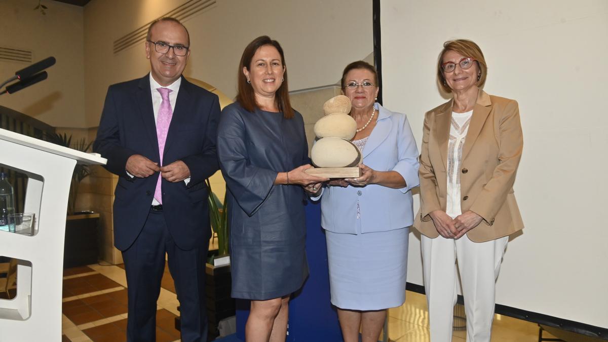El director de Mediterráneo; la directora territorial del Banco Sabadell, la galardonada con el premio Mujeres del Mediterráneo, y la rectora, este jueves en el acto