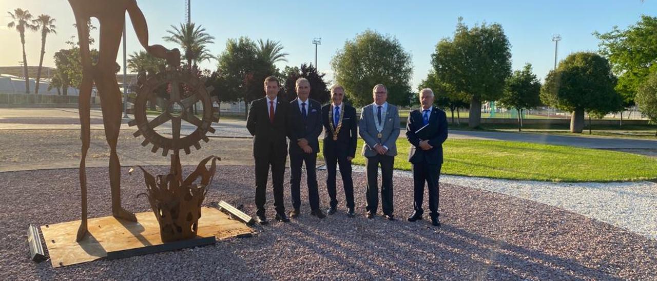 El alcalde, el escultor Toni Marí y representantes del Rotary Club posan junto aa escultura instalada en Les Pereres.