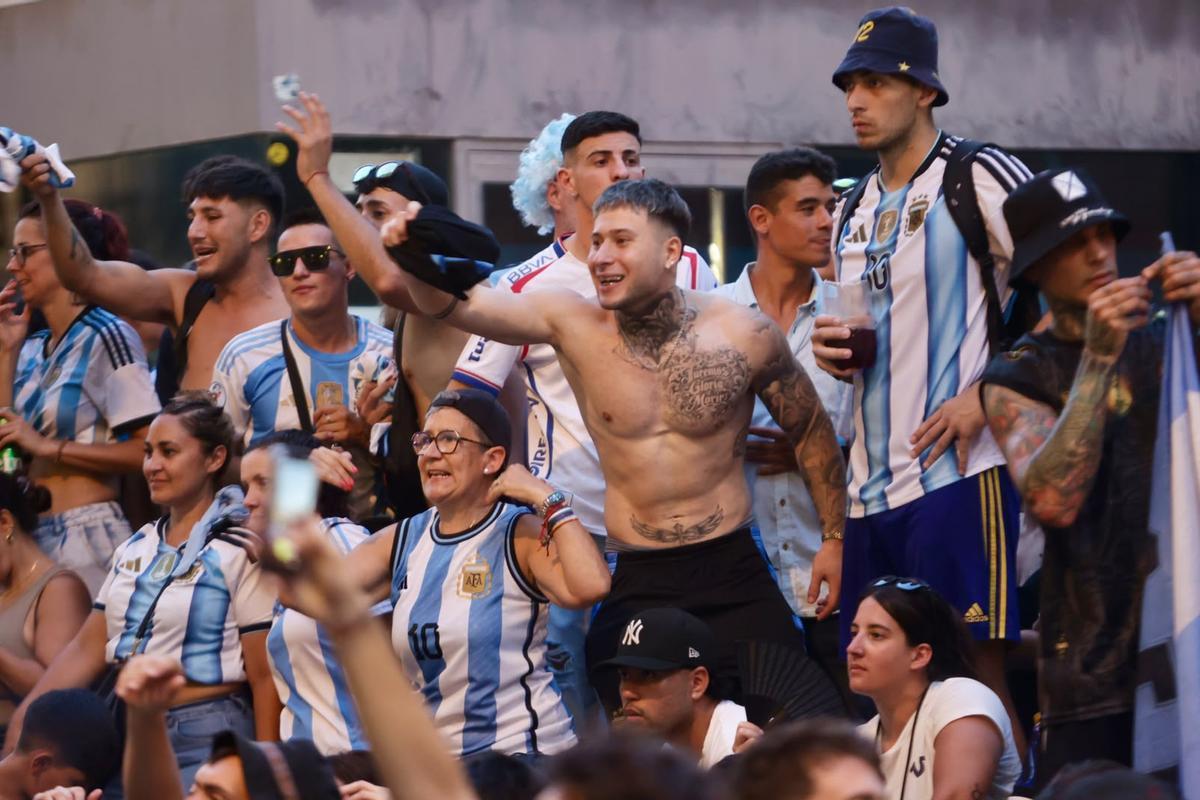 El centro de Alicante, lleno de hinchas argentinos para ver la semifinal del Mundial frente a Inglaterra