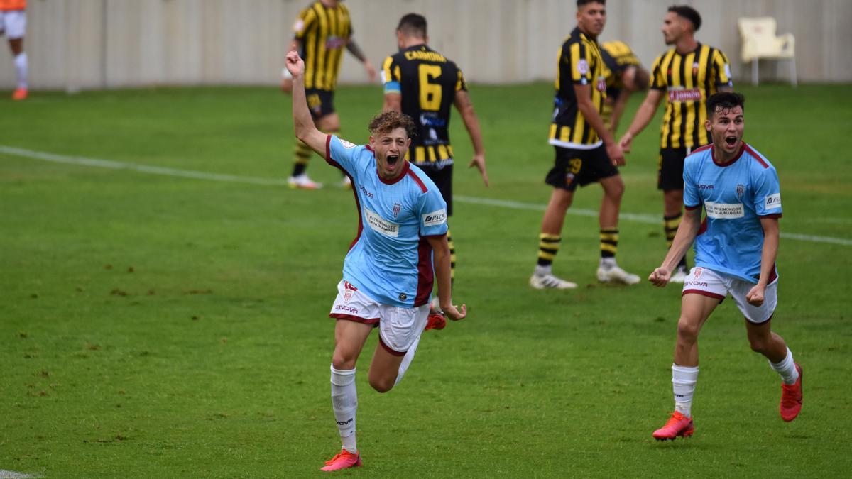 Simo Bouzidi festeja su cuarto gol con el Córdoba CF esta temporada, primero en Liga, en Lepe, el pasado sábado.