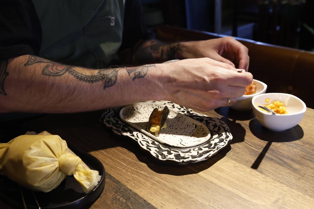 EN IMÁGENES: Así se elabora el “Bocado Atlántico”, la propuesta del Mamáguaja ganadora del “Gijón de Pinchos” EN IMÁGENES: Así se elabora el “Bocado Atlántico”, la propuesta del Mamáguaja ganadora del “Gijón de Pinchos”