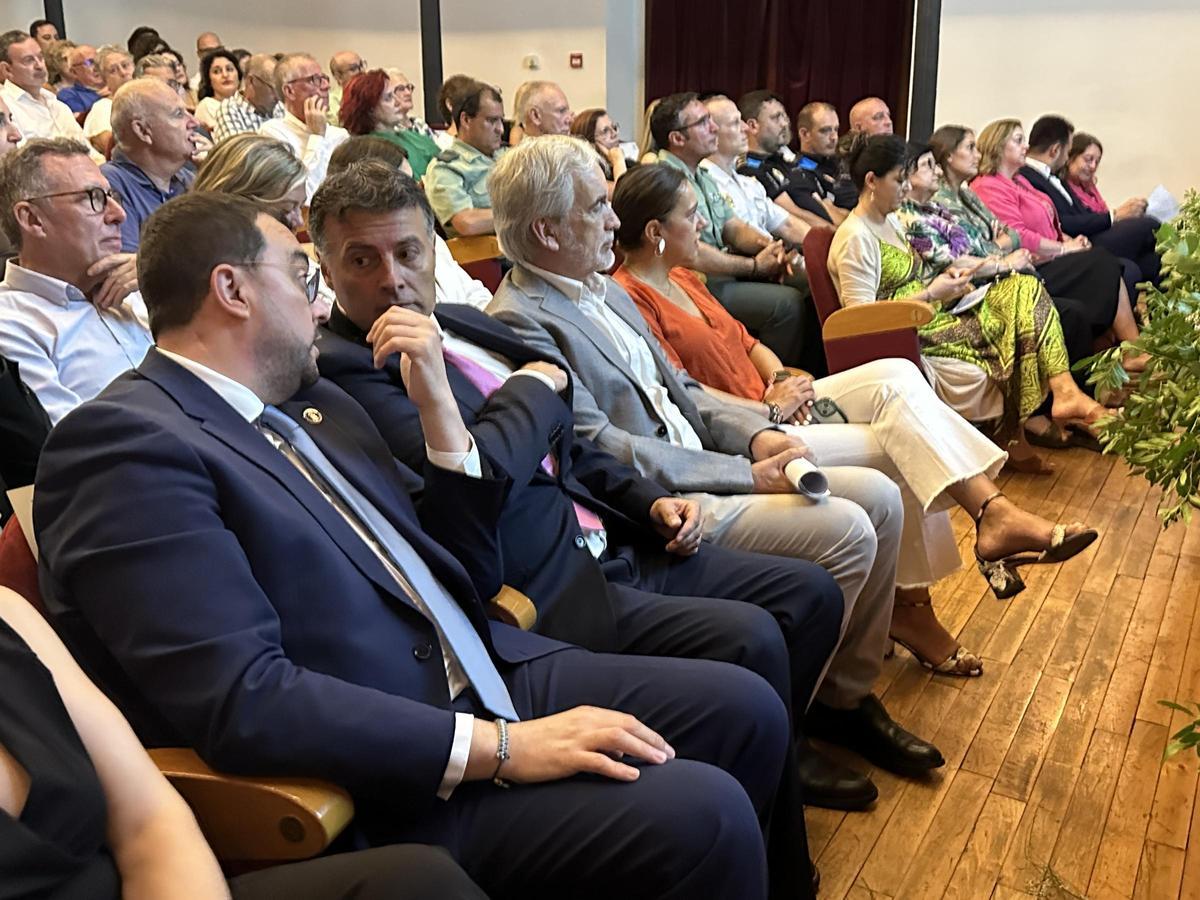 El presidente del Principado y el Alclade de Cangas del Narcea, José Luis Fontaniella, conversan poco antes de empezar el acto oficial.