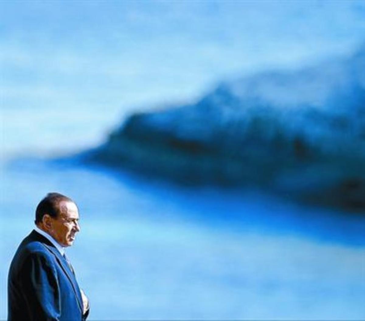 Silvio Berlusconi, de visita a l’illa italiana de Lampedusa, dimecres. Silvio Berlusconi, de visita a l’illa italiana de Lampedusa, dimecres.