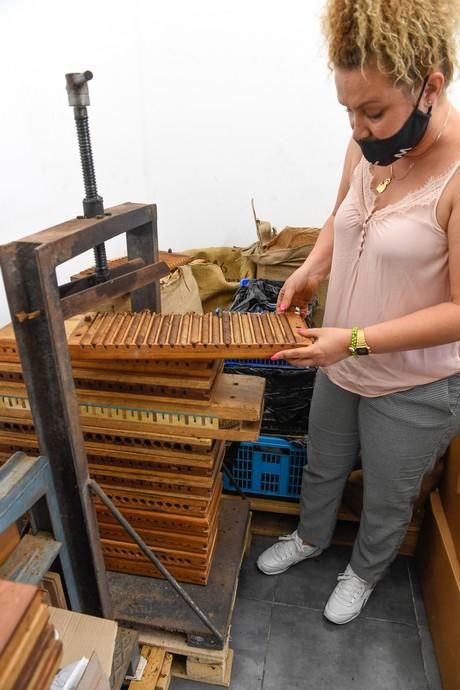 27-08-20  LAS PALMAS DE GRAN CANARIA. SCHAMANN. LAS PALMAS DE GRAN CANARIA.  Reportaje al único taller de puros artesanos que hay en la capital. El taller se llama Doble M y lo lleva Mercedes Martínez, ella es cubana y trae las hojas de tabaco desde la isla caribeña, todo lo hace a mano.  Fotos: Juan Castro.  | 27/08/2020 | Fotógrafo: Juan Carlos Castro