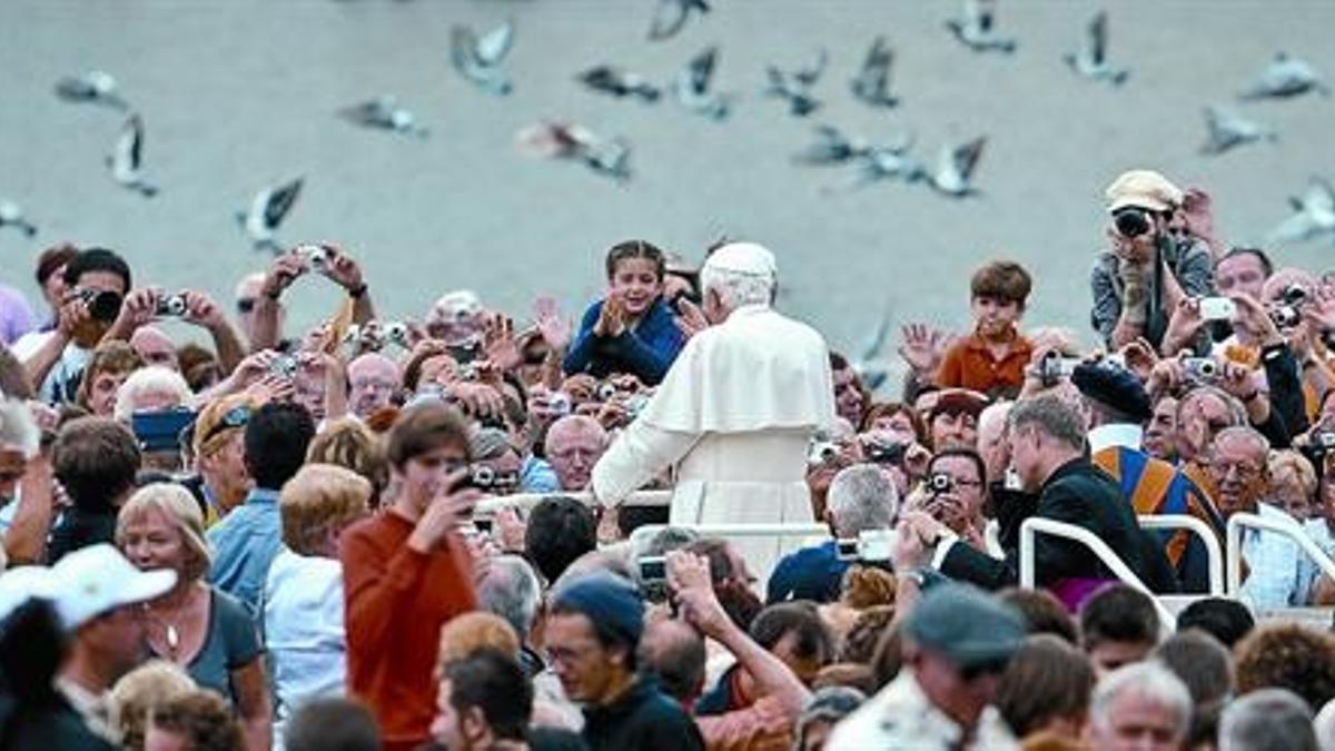 El Papa es ovacionado en la plaza de San Pedro, en el Vaticano, el miércoles pasado, en la audiencia general semanal.