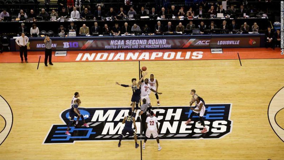 Salto inicial entre dos equipos universitarios durante el ’March Madness’.