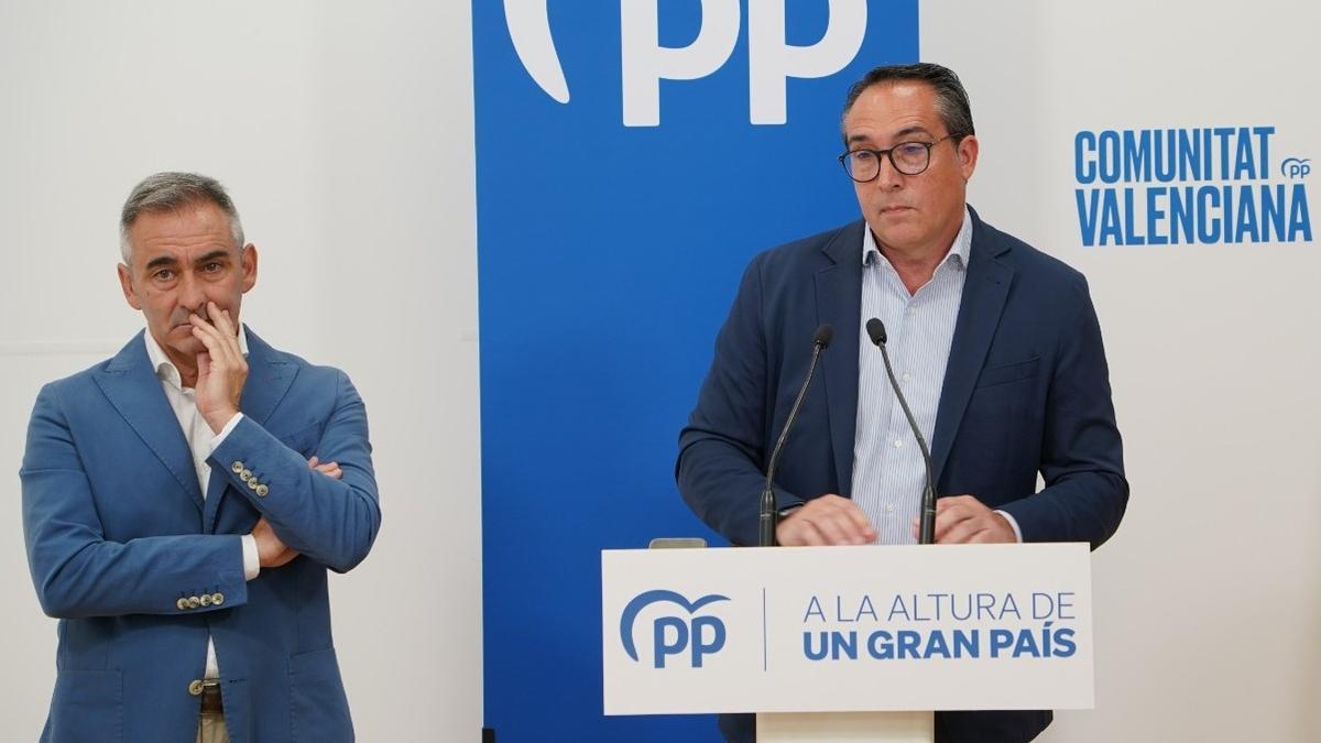 Los dirigentes del PPCV Miguel Barrachina y Rubén Ibáñez, en rueda de prensa.