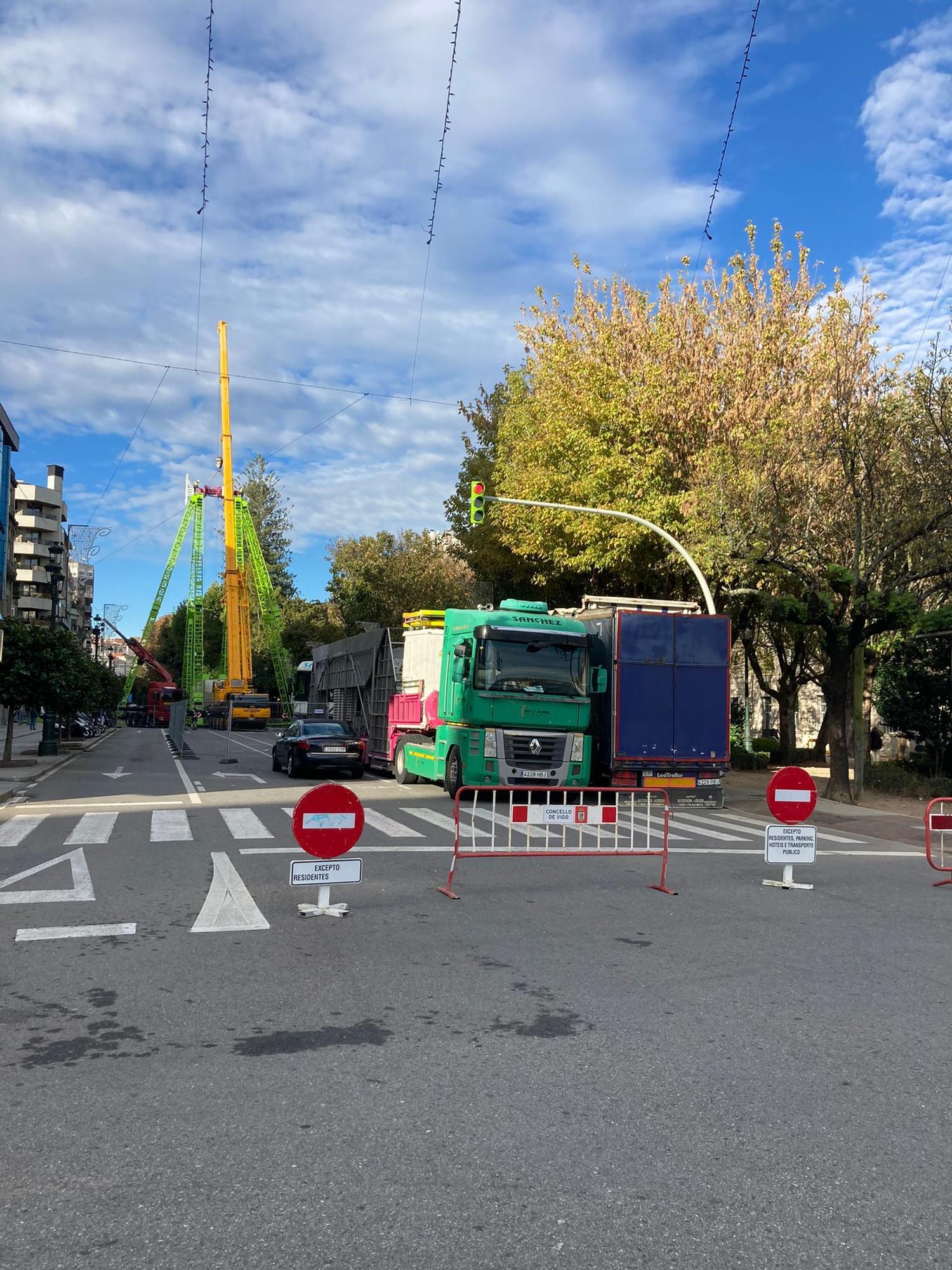 Así se monta la noria gigante de la Navidad en Vigo 2021