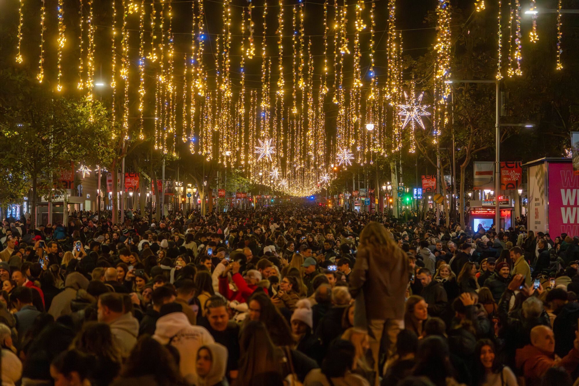 La multitud reunida en el paseo de Gràcia durante el estreno del alumbrado de Navidad de 2025, en Barcelona.