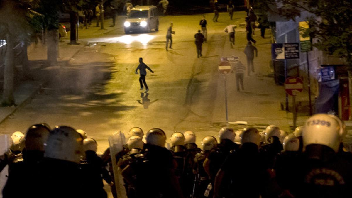 La policía carga contra los manifestantes en Ankara, la pasada noche.