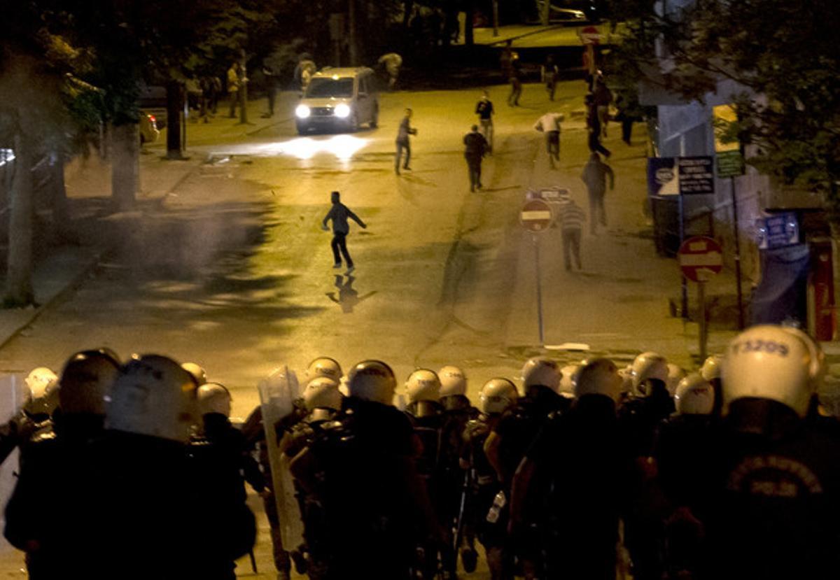 La policia carrega contra els manifestants a Ankara, la nit passada.