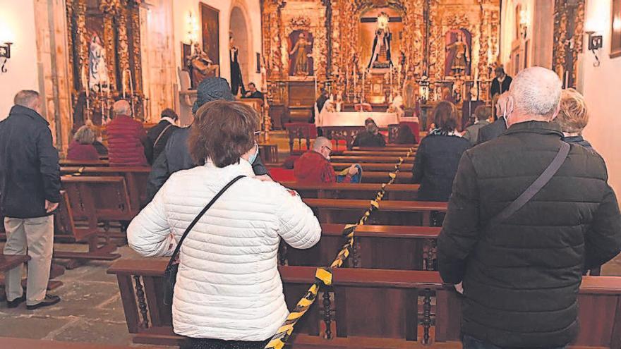 Una mujer se desinfecta las manos, ayer, antes de asistir a misa en la iglesia de la Orden Tercera.