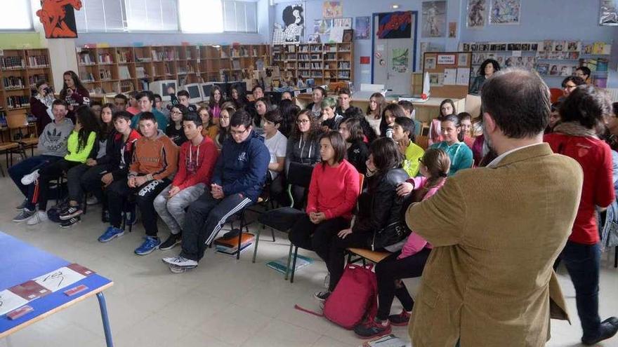 Acto de entrega de diplomas a los alumnos de &quot;Tutoría entre iguales&quot; del IES de Valga. // Noé Parga