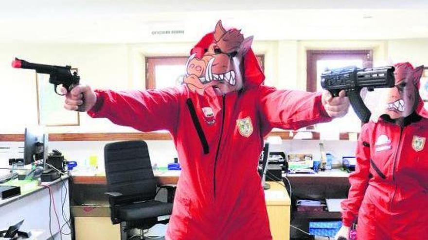 Uno de los actores, con la careta de la mascota del club.