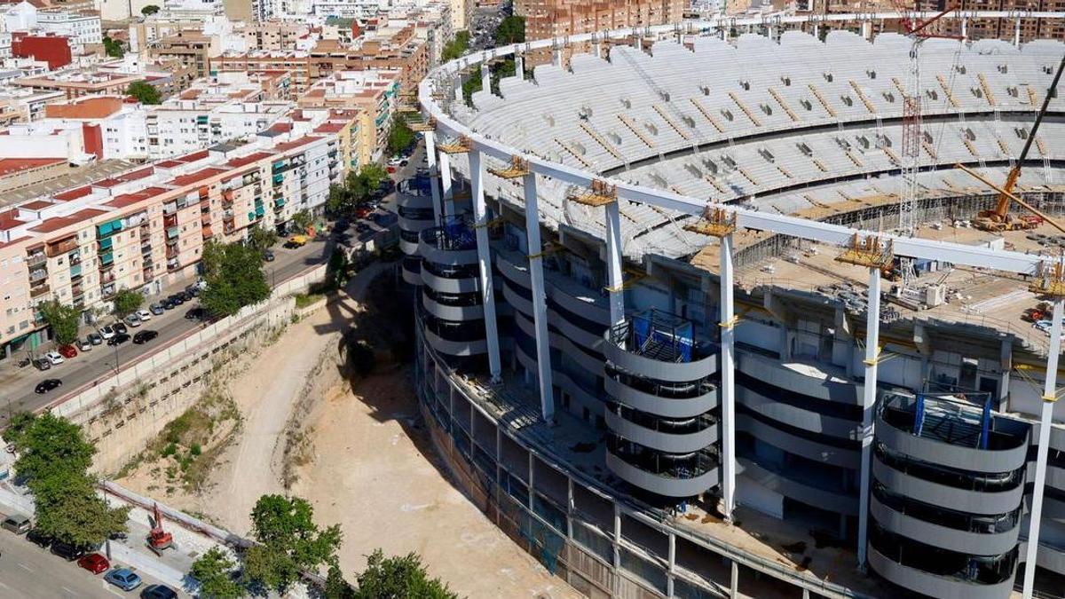 Las doce torres para abrir el Nou Mestalla a sus gradas más altas