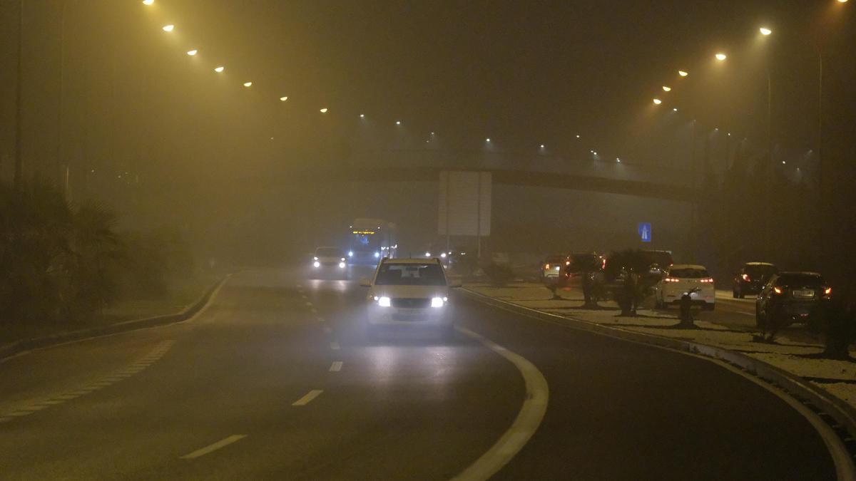 FOTOS: Niebla en Mallorca: Esta es la inusual imagen de Palma bajo la niebla nocturna que llegó a la plaza Major
