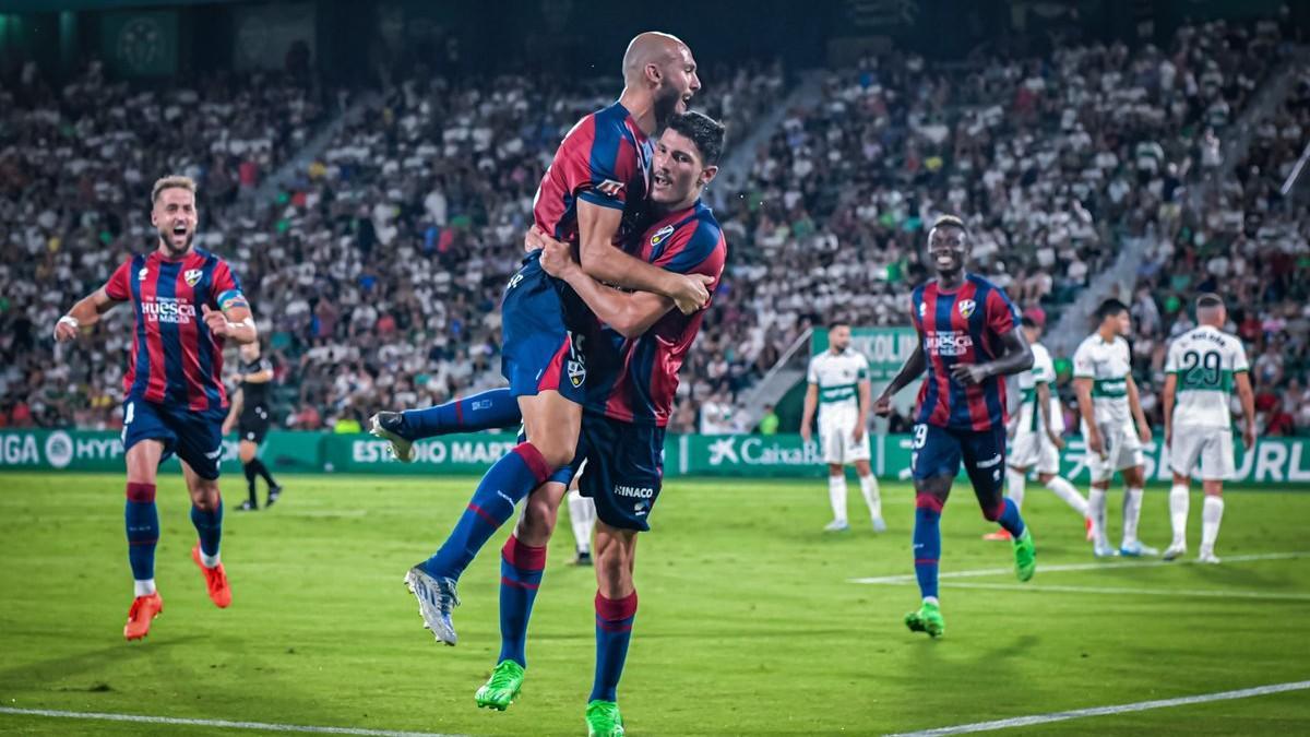 Loureiro celebra, muy dolorido, su gol