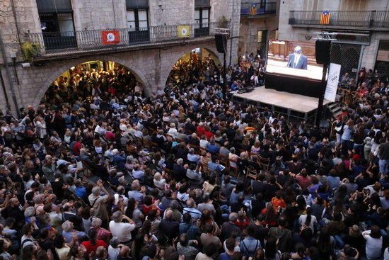 La gent veu la declaració de Puigdemont a la Plaça del Vi.