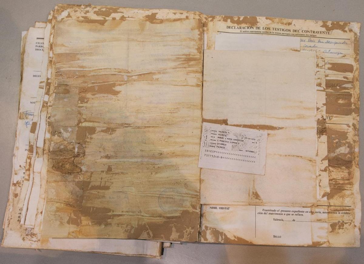 Documentos que se están restaurando en el archivo de Catalunya.
